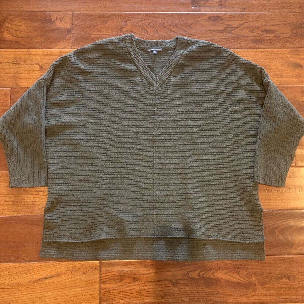 Adrianna Papell Sweater Size M Lightweight Pullover Olive Green Boxy V-Neck